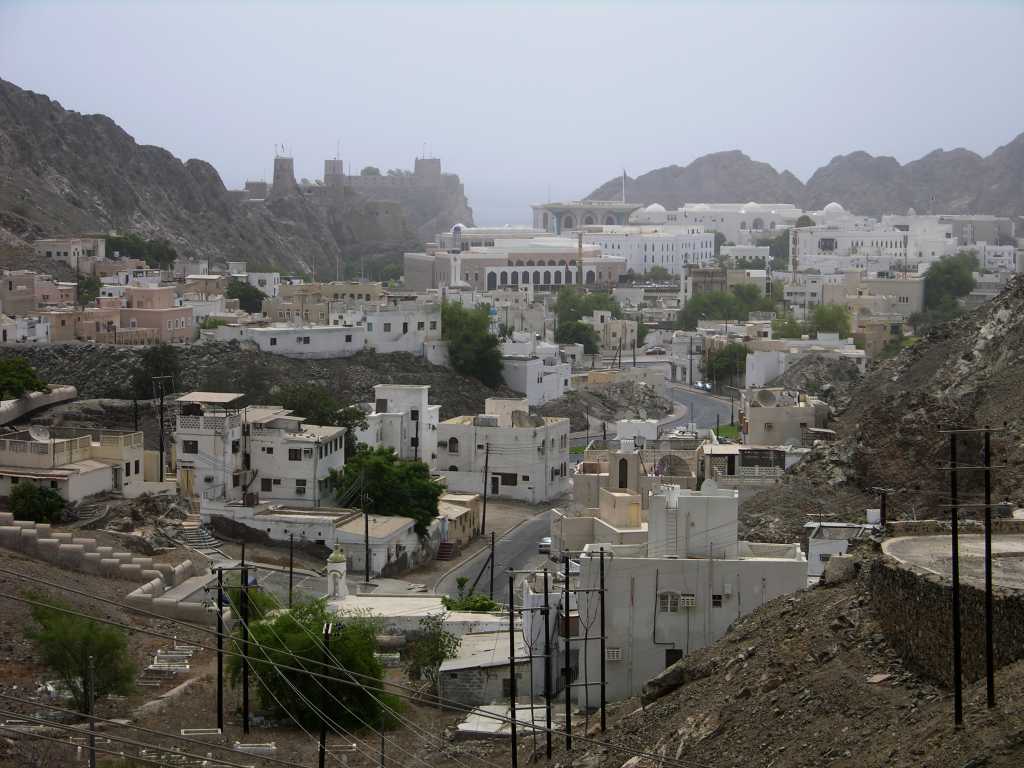 Muscat 02 Muscat 01 Long View The tiny gated city of Muscat is cradled in a natural harbour surrounded by a jagged spine of hills and now home of the sultan's main palace. The first foreign presence in Muscat was the Portuguese explorer Vasco da Gama, who landed in Oman on his way to India. The Portuguese returned in 1507 to sack and capture Muscat, but were defeated in 1649. Here�s a view of Muscat as we drove in, with the fort on the left, and the Sultan�s Palace in the centre.